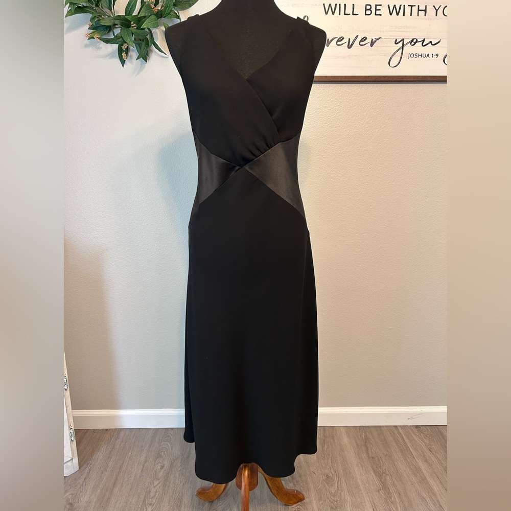 Amanda Smith Chic Black Midi Dress with Flowy Skirt and V-Neckline